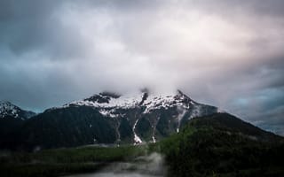 Картинка небо, снег, деревья, горы, пасмурно, природа, скалы, тучи