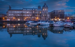 Картинка отражение, река, здания, дома, Англия, порт, яхты, вечер