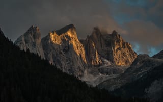 Картинка небо, облака, Италия, скалы, горы, сумерки, деревья, природа