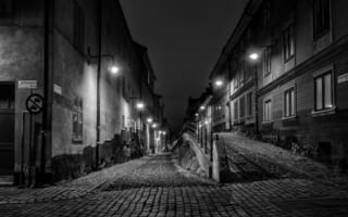 Картинка дорога, небо, город, ночь, черно-белое, улица, фонари, дома