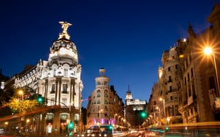 Обои дорога, ночь, город, светофоры, Gran Vía, машины, освещение, Madrid, огни, архитектура, Spain, выдержка, Мадрид, дома, здания, Испания, улица, Гран-Виа