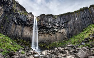 Картинка чёрные базальтовые колонны, уступ, Исландия, остроконечные камни, напоминающих трубы органа, водопад Свартифосс, «Чёрный водопад»