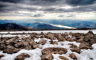 Картинка Грампианские горы, озёрные котловины, вершина, вид, Шотландия, лучи, Бен-Не́вис, гора, небо, камни, тучи, снег