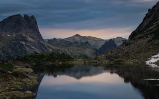 Картинка лето, небо, камни, тучи, Россия, утро, горы, рассвет