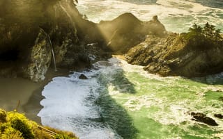 Картинка USА, California, пляж, скалы, лучи, водопад, Monterey County, свет, Mcway Falls