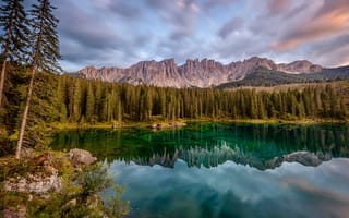 Картинка небо, облака, Италия, деревья, отражения, озеро Карецца, Доломитовые Альпы