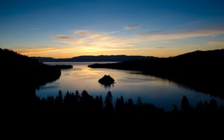 Обои лес, california, горы, lake tahoe, утро, озеро Тахо, sunrise, США, emerald bay, рассвет