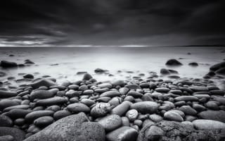 Картинка Raglan, Waikato, берег, Пляж, камни, черно-белое