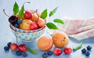 Картинка абрикосы, натюрморт, посуда, ягоды, фрукты, вишня, лето, черешня, Anna Verdina, листья, черника