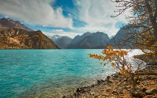 Картинка Бирюзовая вода, горы, дымка, ветки, осень, скалы, облака, берег