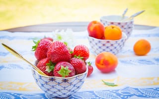 Картинка лето, фрукты, стол, клубника, абрикосы, скатерть, креманки, ягоды