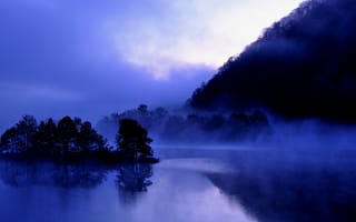 Картинка тучи, синева, lake Akimoto, дымка, Japan, отражение, Япония, озеро Акимото, вечер, деревья, берег, Fukushima, Фукусима, туман, небо