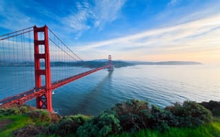 Картинка Сан-Франциско, машины, небо, шоссе, древья, California, San Francisco, США, залив, трава, Калифорния, Golden Gate Bridge, USA, Золотые Ворота, мост, дорога, город, вода