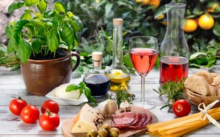 Картинка оливки, бокал, сыр, стол, помидоры, овощи, спагетти, вино, еда, красное, хлеб, чеснок, масло, колбаса