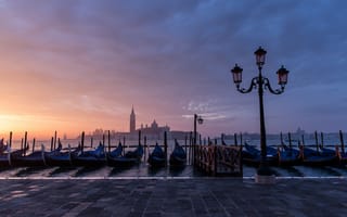 Картинка утро, набережная, дома, Венеция, канал, гондолы