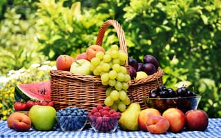Картинка арбуз, клубника, скатерть, сливы, фрукты, ягоды, корзина, вишня, груши, стол, яблоки, персики, абрикосы, черника, тарелка, малина, виноград, нектарин