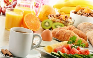 Обои помидоры, сыр, овощи, завтрак, круассаны, апельсины, сок, фрукты, киви, еда, огурцы, мюсли, корица, кофе