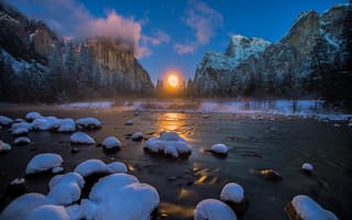 Обои сша, снег, река, лес, Gates of the Valley, Национальный парк Йосемити, горы, зима, луна, Yosemite National Park