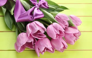 Картинка цветы, букет, flowers, pink, розовые, тюльпаны, лента, wood