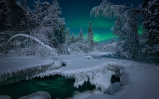 Картинка зима, снег, сугробы, северное сияние, Россия, речка, ручей, деревья