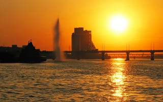 Картинка мост, закат, Днепропетровск, Парус, вечер, отражение, фонтан, город, вода, солнце, Украина, блики, река, Днепр