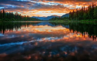 Картинка небо, деревья, блики, очарование, отражение в воде, вечер, река, простор
