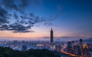 Картинка небо, город, башня, синее, дома, освещение, здания, Тайвань, закат, высота, вечер, облака, Тайбэй, холмы, панорама, КНР, вид, огни, сумерки