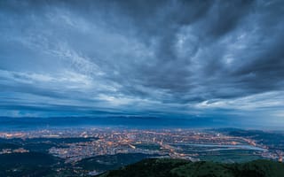 Картинка освещение, Тайбэй, панорама, огни, высота, тучи, темно-голубое, вечер, сумерки, туман, вид, небо, КНР, Тайвань, Китай, город, пролив, дымка, бирюзовое