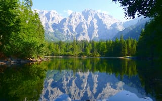 Картинка лес, небо, озеро, облака, природа, деревья, горы, пейзаж