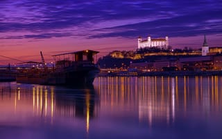 Картинка Словакия, ночь, Дунай, Братислава, сиреневое, подсветка, архитектура, река, облака, столица, фиолетовое, небо, город, отражение, огни