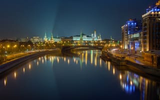 Картинка город, огни, Кремль, башни, Москва, фонари, здания, река, набережная, вечер