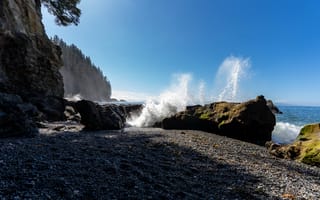 Картинка море, брызги, скалы, камни