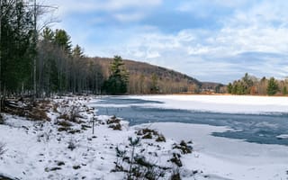 Картинка лес, снег, речка, горы