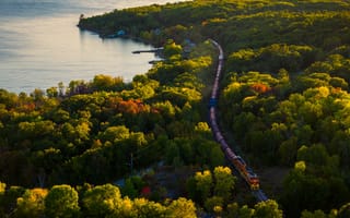 Картинка лес, солнце, железная дорога, деревья, Canada, поезд, озеро, панорама