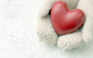 Обои руки, сердце, снег, любовь
