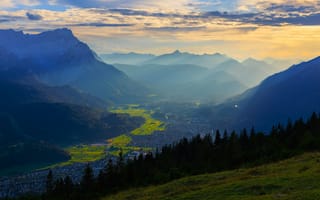 Картинка небо, облака, деревья, скалы, дома, долина, горы, закат