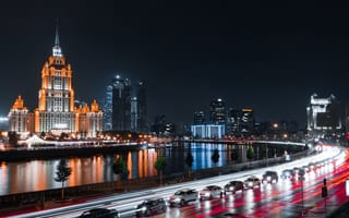 Картинка дорога, авто, здания, Россия, Москва, машины, река, ночной город