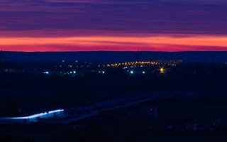 Картинка дорога, небо, вечер, фонари, дома, здания, деревья, облака