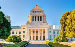 Картинка деревья, газон, кустарник, архитектура, National Diet Building Tokyo, Nagata, Нагата, голубое небо