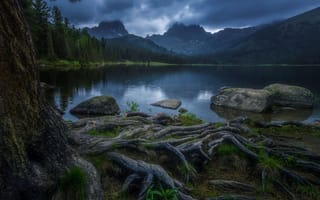 Картинка облака, горы, водная гладь, Алексей Кретов, живописный пейзаж, корни дерева, валуны, озеро