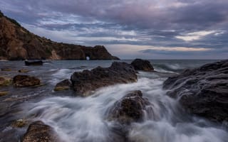 Картинка море, волны, пена, Дмитренко Екатерина, Шторм в начале лета, камни, хмурое небо, горизонт