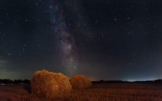 Картинка поле, природа, красота, звездное небо, сено, рулоны, простор, галактика