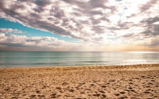 Картинка песок, море, берег, пляж, волны, небо, тучи, лето