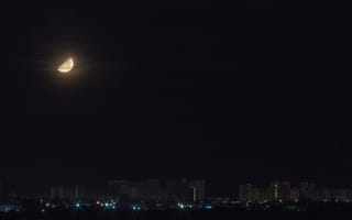 Картинка небо, ночь, здания, Россия, луна, фонари, дома, город