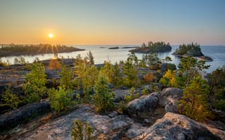 Картинка деревья, Солнце, валуны, Ладога на рассвете, горизонт, водоём, Сёмин Илья, простор