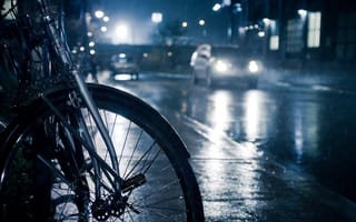 Картинка ночь, дорога, капли, ливень, разное, лужи, дождь, тротуар, машины, огни, велосипед