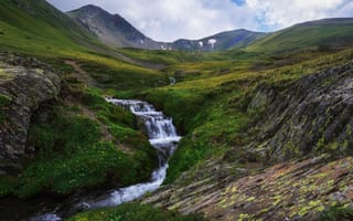 Картинка облака, горы, ручей, зеленая трава, красота природы, Павел Абакумов, живописный пейзаж, горная река