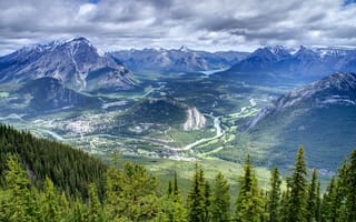 Картинка горы, озеро, долина, река, лес, дома, деревья, Canada, Banff National Park, облака, небо, дымка