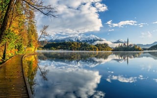 Картинка осень, деревья, мостик, остров, отражение, горы, озеро, церковь