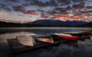 Картинка пейзаж, закат, горы, лодки, озеро, природа